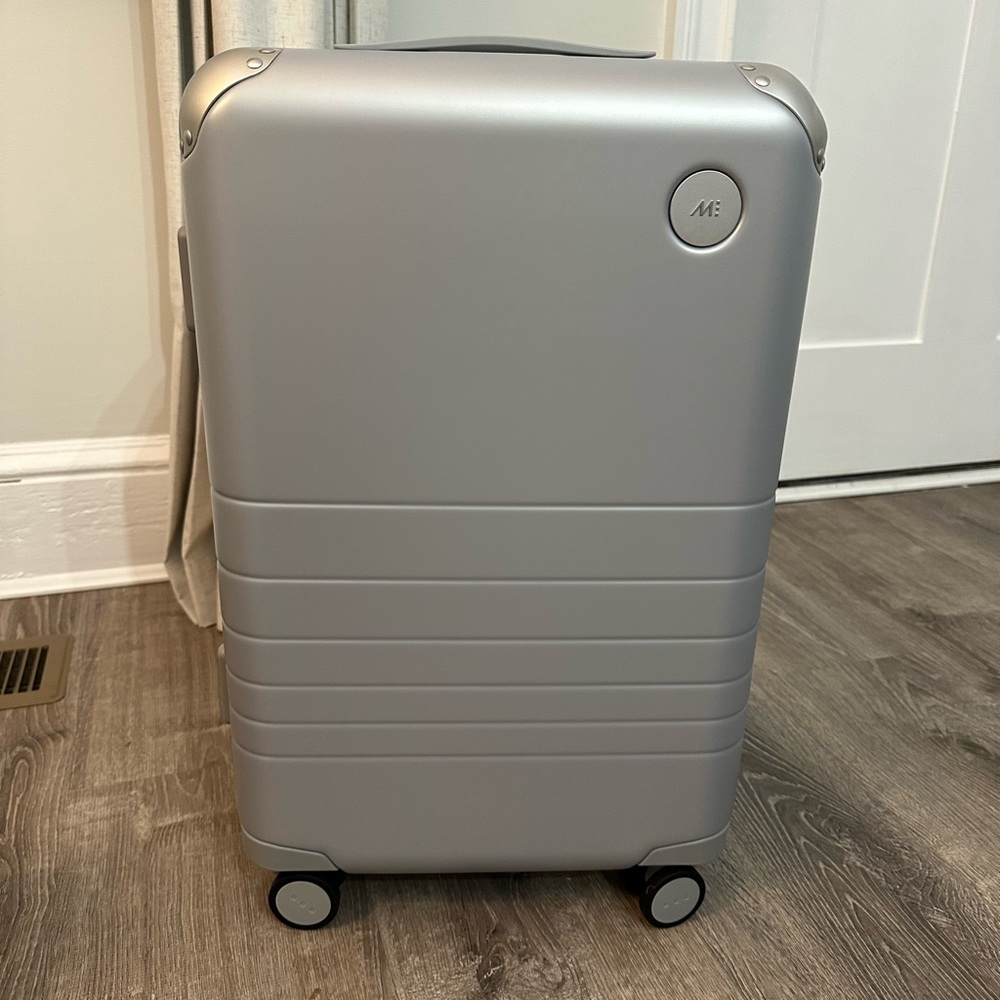 NWT Monos Hybrid Carry On Luggage in Silver